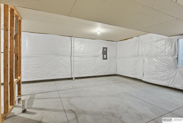 220 N 10th Avenue, Springfield, NE 68059