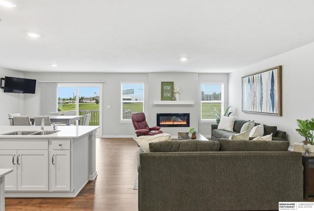 220 N 10th Avenue, Springfield, NE 68059