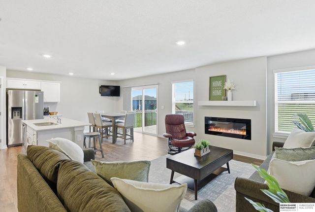 220 N 10th Avenue, Springfield, NE 68059