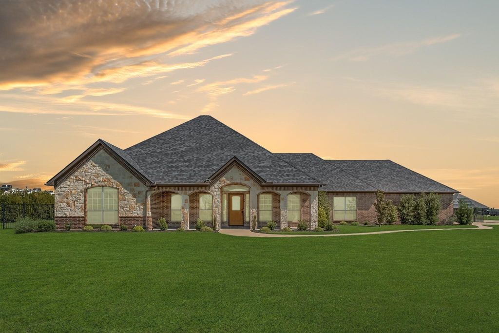 2921 Alamosa Drive, Terrell, TX 75160