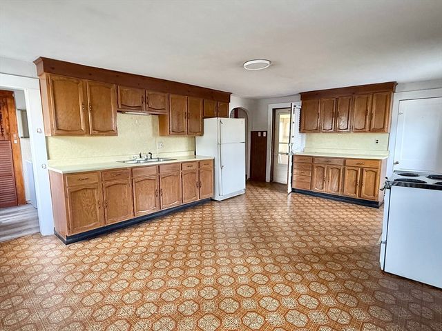 26 Wintworth St., Chicopee, MA 01013