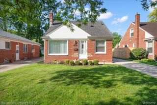 21628 Newcastle Road, Harper Woods, MI 48225