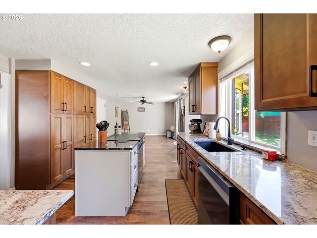 2016 Sw CERISE Way, Troutdale, OR 97060