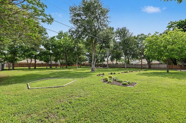 805 Wes Michael Road, Bonham, TX 75418