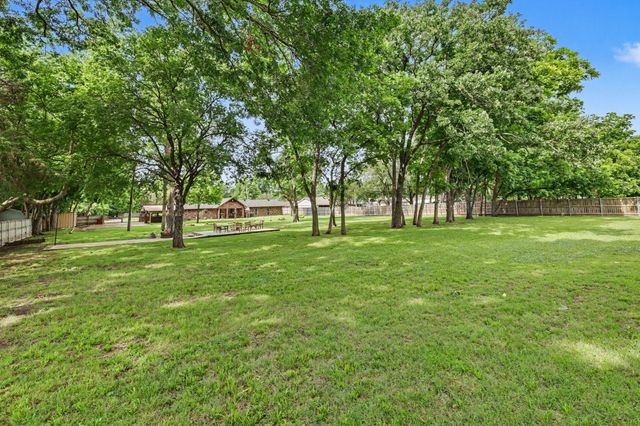 805 Wes Michael Road, Bonham, TX 75418