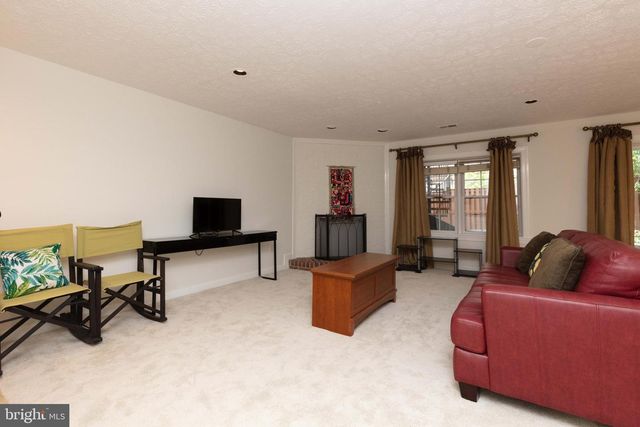 6304 CHAUCER VIEW CIR, Alexandria, VA 22304