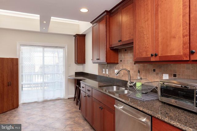 6304 CHAUCER VIEW CIR, Alexandria, VA 22304