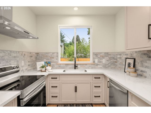 8639 N FOX St, Portland, OR 97203