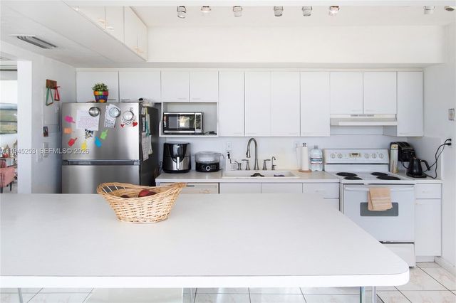 11930 N Bayshore Dr 609, North Miami, FL 33181