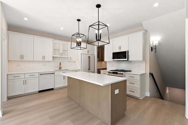 700 Czacki Street, Lemont, IL 60439