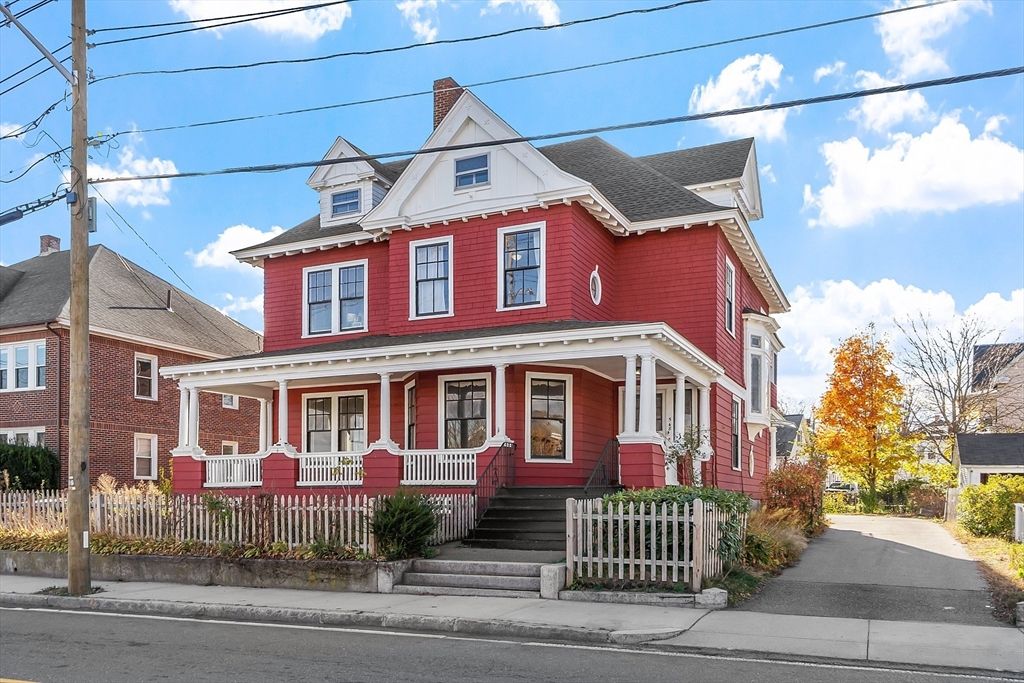 548 Fletcher St, Lowell, MA 01854