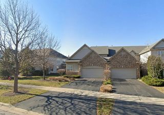 28 Oak Creek Court, North Aurora, IL 60542