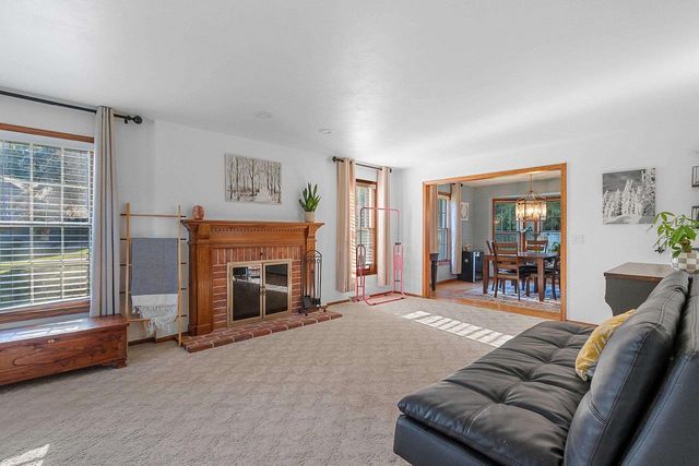 21 CRESTVIEW DRIVE, Hortonville, WI 54944