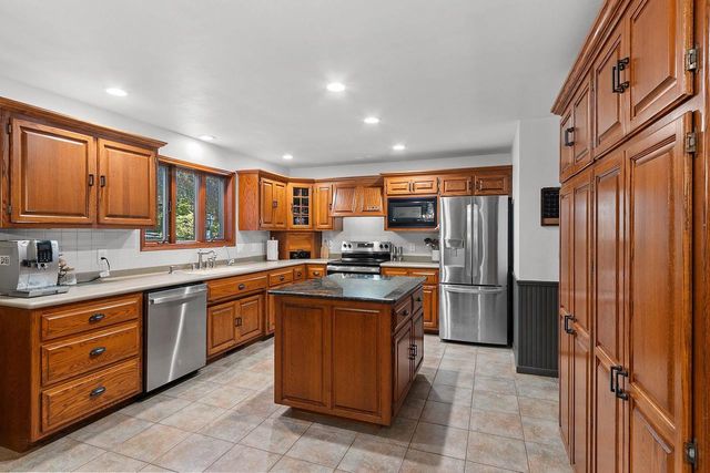 21 CRESTVIEW DRIVE, Hortonville, WI 54944