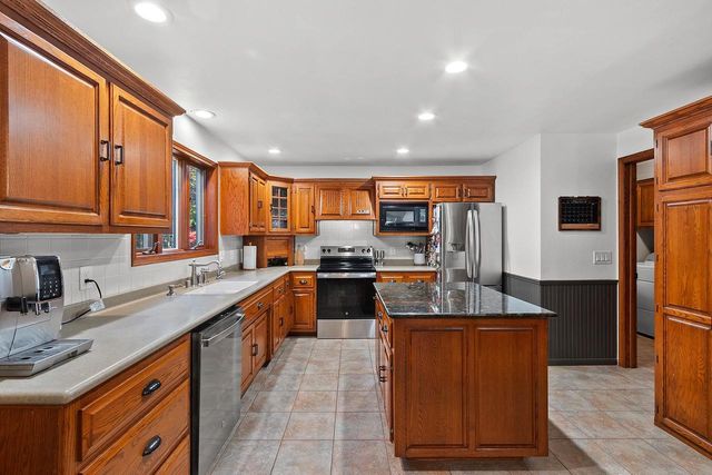 21 CRESTVIEW DRIVE, Hortonville, WI 54944