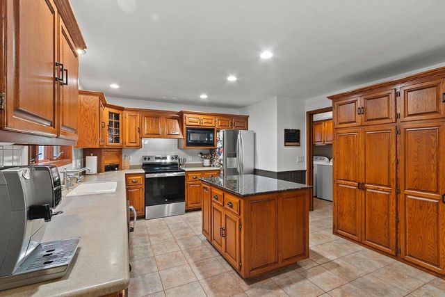21 CRESTVIEW DRIVE, Hortonville, WI 54944