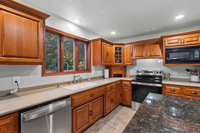21 CRESTVIEW DRIVE, Hortonville, WI 54944