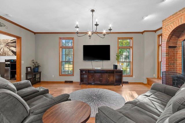 21 CRESTVIEW DRIVE, Hortonville, WI 54944