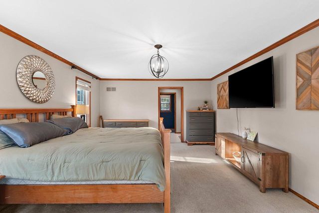 21 CRESTVIEW DRIVE, Hortonville, WI 54944