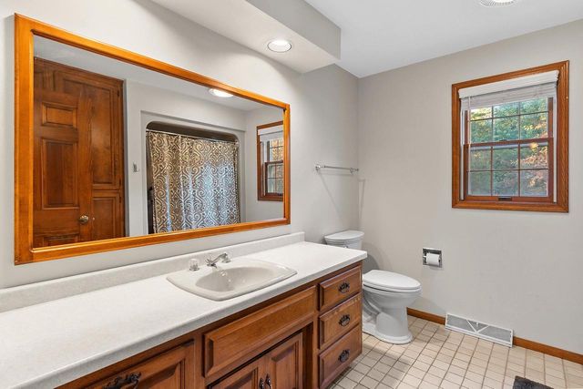 21 CRESTVIEW DRIVE, Hortonville, WI 54944