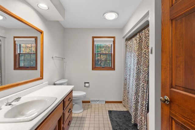 21 CRESTVIEW DRIVE, Hortonville, WI 54944