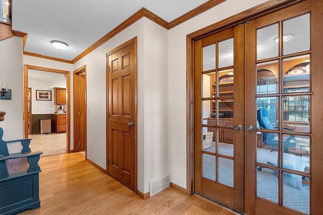 21 CRESTVIEW DRIVE, Hortonville, WI 54944