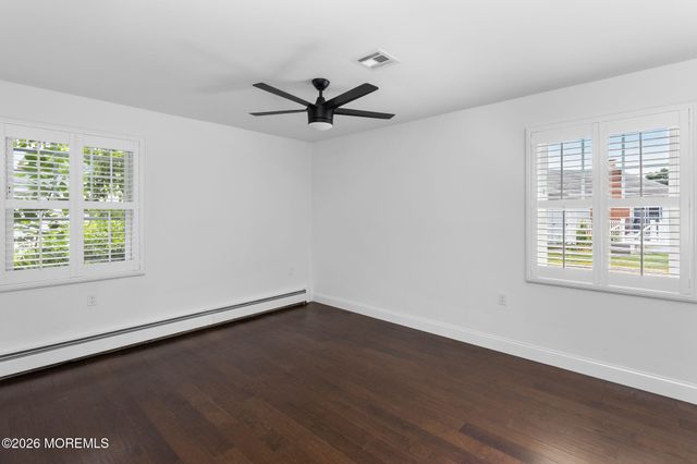 15 Leighton Court, Toms River, NJ 08757