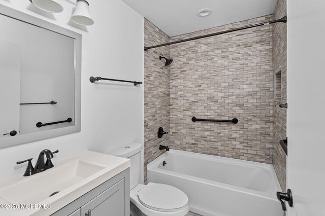 15 Leighton Court, Toms River, NJ 08757