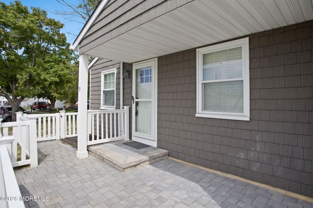 15 Leighton Court, Toms River, NJ 08757