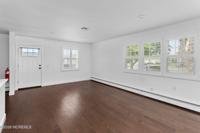 15 Leighton Court, Toms River, NJ 08757