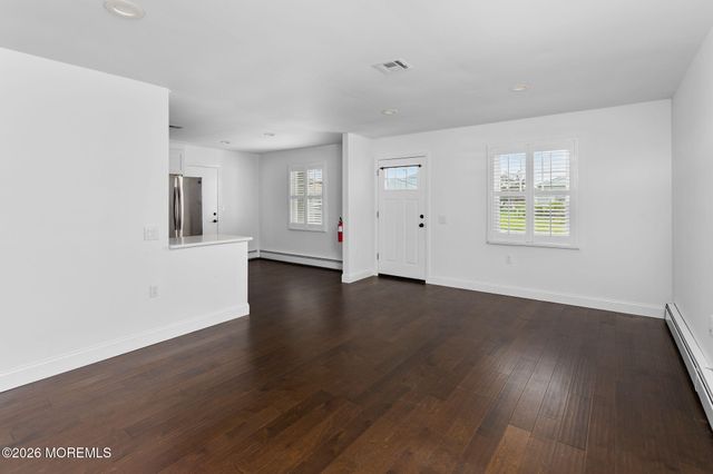 15 Leighton Court, Toms River, NJ 08757