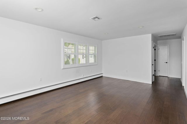 15 Leighton Court, Toms River, NJ 08757