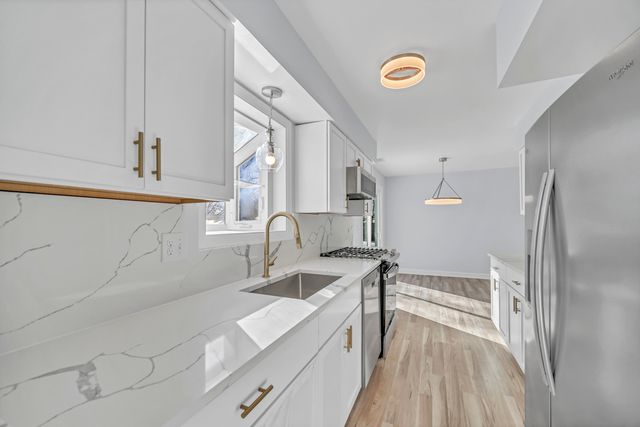 813 Kansas Street, Carol Stream, IL 60188