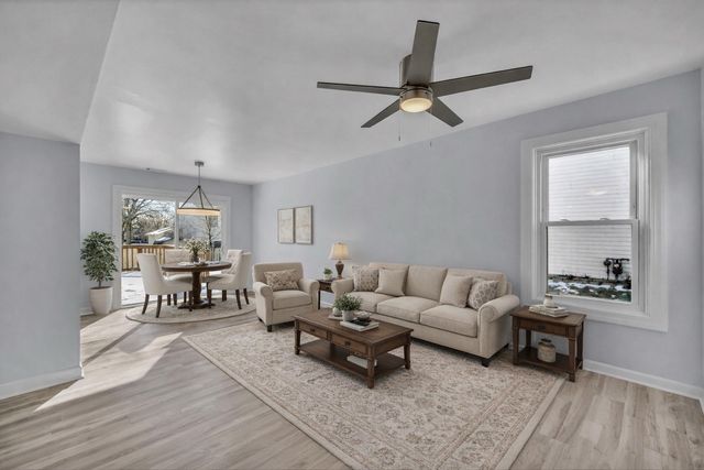 813 Kansas Street, Carol Stream, IL 60188