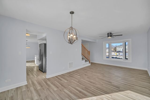 813 Kansas Street, Carol Stream, IL 60188