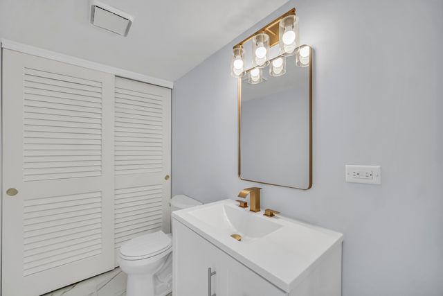 813 Kansas Street, Carol Stream, IL 60188