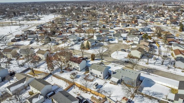 813 Kansas Street, Carol Stream, IL 60188