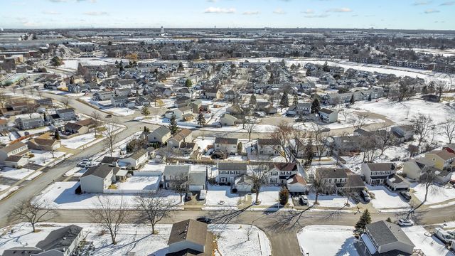 813 Kansas Street, Carol Stream, IL 60188