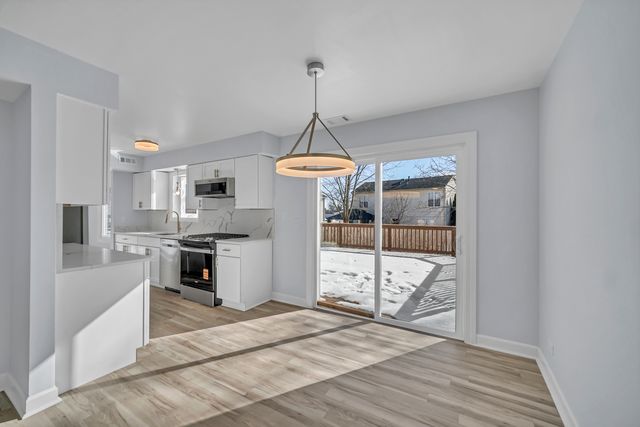 813 Kansas Street, Carol Stream, IL 60188