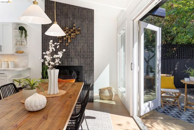 6930 Snake Rd, Oakland, CA 94611