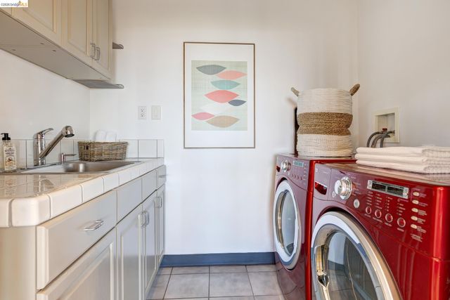 6930 Snake Rd, Oakland, CA 94611