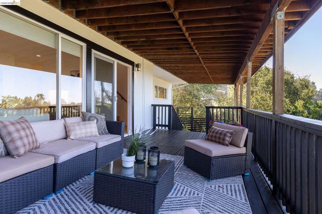 6930 Snake Rd, Oakland, CA 94611
