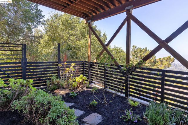 6930 Snake Rd, Oakland, CA 94611