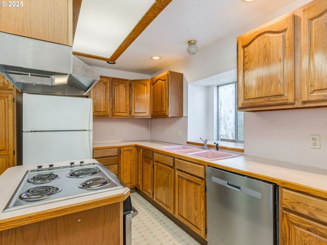 458 W HAYES St, Woodburn, OR 97071