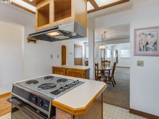 458 W HAYES St, Woodburn, OR 97071