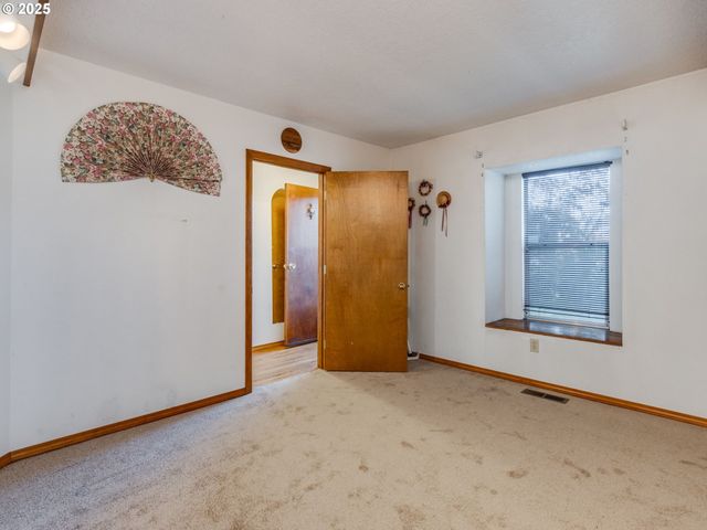 458 W HAYES St, Woodburn, OR 97071