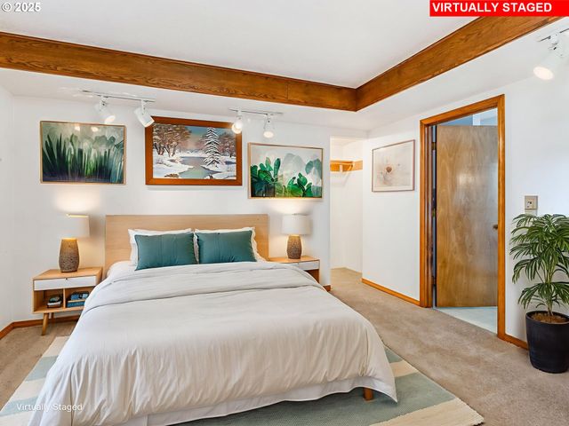 458 W HAYES St, Woodburn, OR 97071