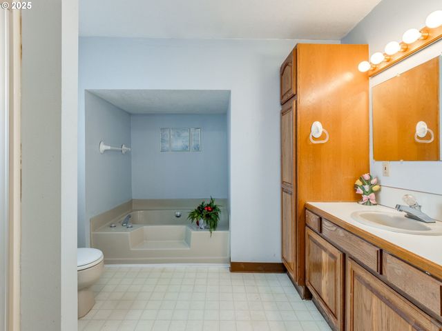 458 W HAYES St, Woodburn, OR 97071