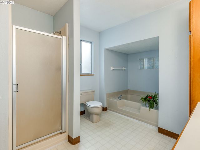 458 W HAYES St, Woodburn, OR 97071