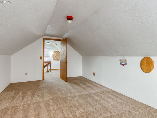 458 W HAYES St, Woodburn, OR 97071